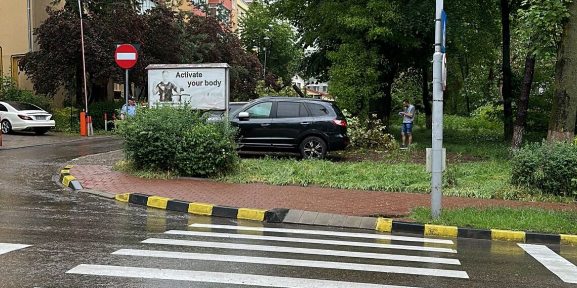 FOTO Trei autoturisme parcate pe strada Mărășești din Suceava au suferit avarii, după ce un copac a căzut peste acestea în timpul furtunii de astăzi