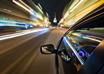 Amendă de 7.500 de lei pentru un conducător auto pericol public, după ce a gonit cu peste 160 km/h cu un Volkswagen pe raza localității Stroiești, în încercarea de a scăpa de polițiștii care îl urmăreau. Individul are permisul de conducere suspendat