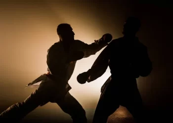 Un bărbat a fost condamnat la patru ani și 10 luni de închisoare, după ce a făcut sparing cu un prieten, la beție. Săturându-se de lovituri cu tibiile, inculpatul a pus mâna pe o bară metalică și l-a lovit în cap pe tovarășul său
