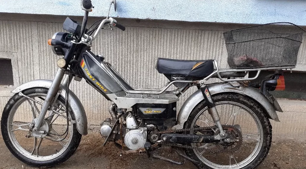 Un bărbat de 74 de ani care se plimba cu un motociclu prin cartierul Burdujeni a dat de bucluc după ce polițiștii l-au tras pe dreapta. Individul are permisul de conducere anulat din 2007