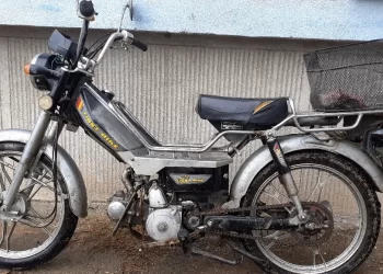 Un bărbat de 74 de ani care se plimba cu un motociclu prin cartierul Burdujeni a dat de bucluc după ce polițiștii l-au tras pe dreapta. Individul are permisul de conducere anulat din 2007