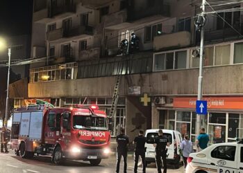 VIDEO Incendiu la un apartament situat vis-a-vis de Primăria municipiului Suceava, izbucnit din cauza unei țigări aprinse, aruncate de la un etaj superior