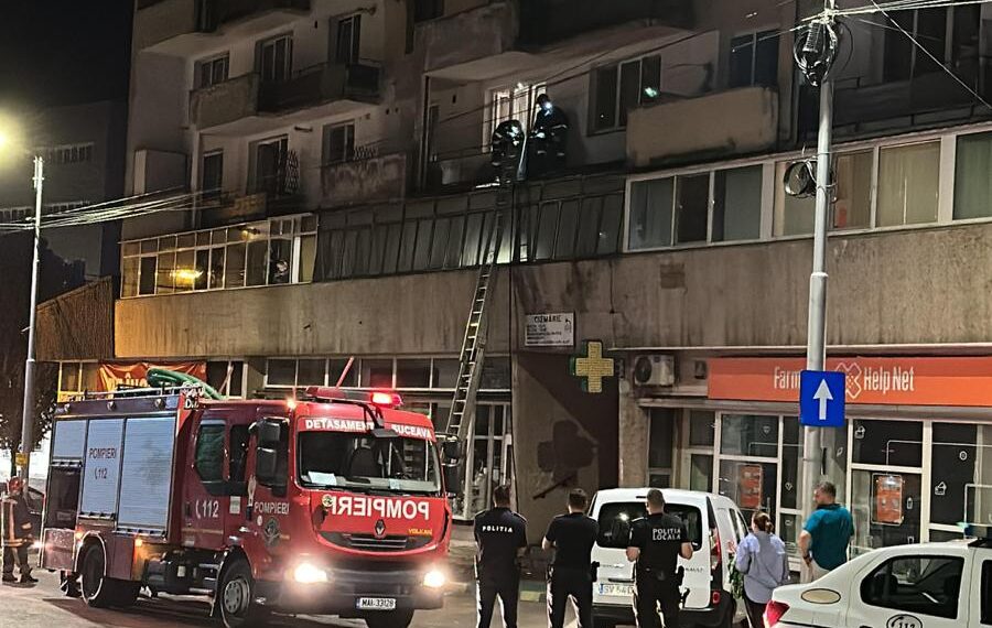 VIDEO Incendiu la un apartament situat vis-a-vis de Primăria municipiului Suceava, izbucnit din cauza unei țigări aprinse, aruncate de la un etaj superior