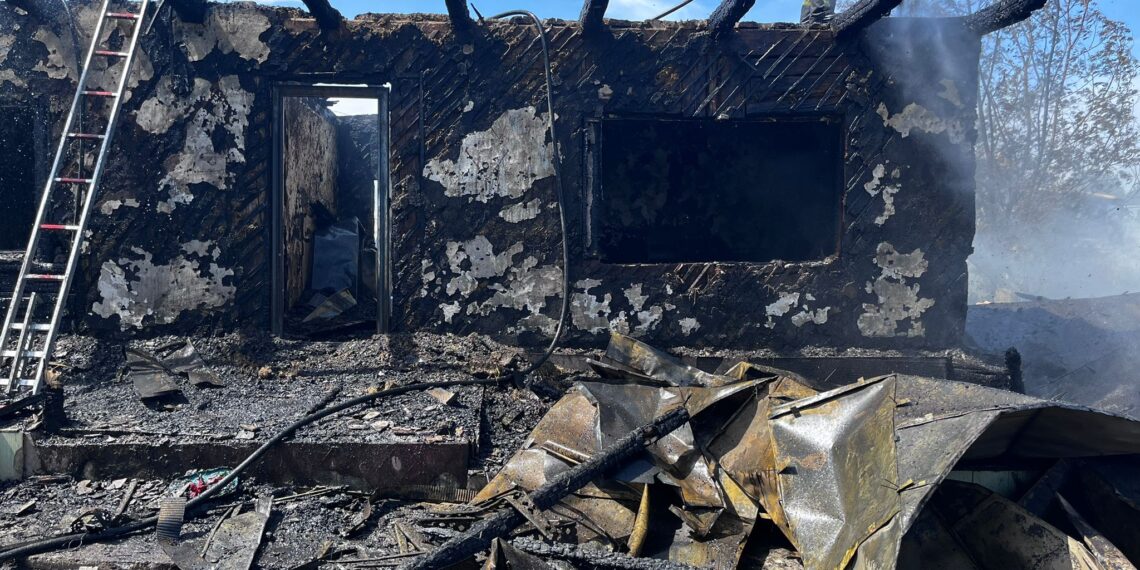 FOTO O gospodărie din Drăgoiești s-a făcut scrum în urma unui incendiu de proporții. Pompierii au intervenit cu șapte autospeciale de stingere