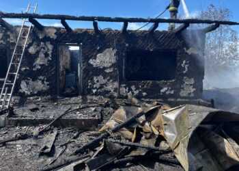 FOTO O gospodărie din Drăgoiești s-a făcut scrum în urma unui incendiu de proporții. Pompierii au intervenit cu șapte autospeciale de stingere