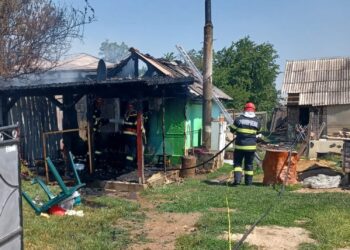 FOTO Incendiu izbucnit la o casă din Dumbrăveni. O femeie a fost găsită fără suflare în locuință