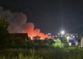 VIDEO Un incendiu puternic, izbucnit la o bucată de noapte, a făcut scrum o hală din Șcheia, pe care SIDEM a cumpărat-o recent de la Rulmentul. Pompierii au intervenit cu 17 autospeciale de stingere