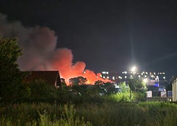 VIDEO Un incendiu puternic, izbucnit la o bucată de noapte, a făcut scrum o hală din Șcheia, pe care SIDEM a cumpărat-o recent de la Rulmentul. Pompierii au intervenit cu 17 autospeciale de stingere