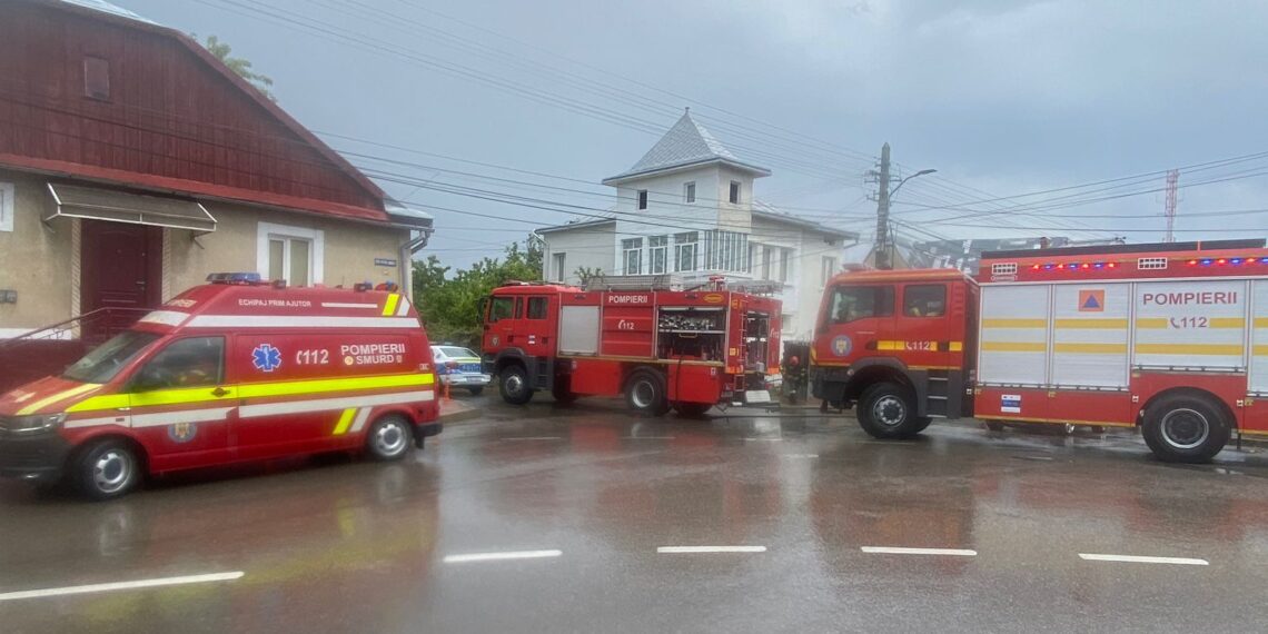 FOTO O casă din municipiul Suceava a fost lovită de un trăsnet. Pompierii au intervenit cu promptitudine și au lichidat incendiul
