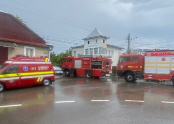 FOTO O casă din municipiul Suceava a fost lovită de un trăsnet. Pompierii au intervenit cu promptitudine și au lichidat incendiul