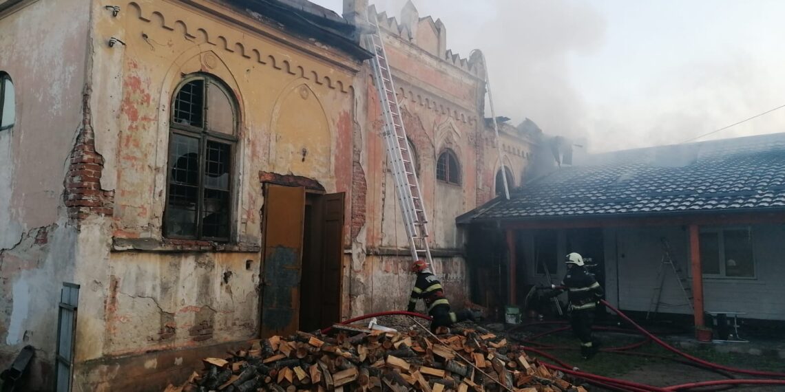 FOTO Pompierii au intervenit cu cinci autospeciale de stingere la un incendiu izbucnit în Rădăuți. Au fost afectate o sinagogă dezafectată, o casă de rugăciune, o anexă de locuit și o locuință
