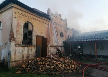 FOTO Pompierii au intervenit cu cinci autospeciale de stingere la un incendiu izbucnit în Rădăuți. Au fost afectate o sinagogă dezafectată, o casă de rugăciune, o anexă de locuit și o locuință