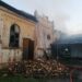 FOTO Pompierii au intervenit cu cinci autospeciale de stingere la un incendiu izbucnit în Rădăuți. Au fost afectate o sinagogă dezafectată, o casă de rugăciune, o anexă de locuit și o locuință