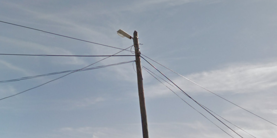 Un pieton a sunat la 112 după ce i-a căzut în cap o bucată dintr-un stâlp de electricitate, în cartierul Burdujeni din Suceava