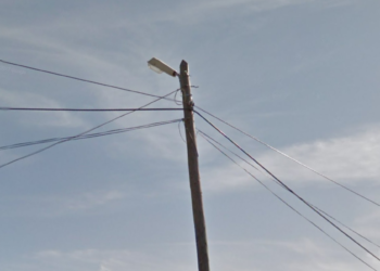 Un pieton a sunat la 112 după ce i-a căzut în cap o bucată dintr-un stâlp de electricitate, în cartierul Burdujeni din Suceava