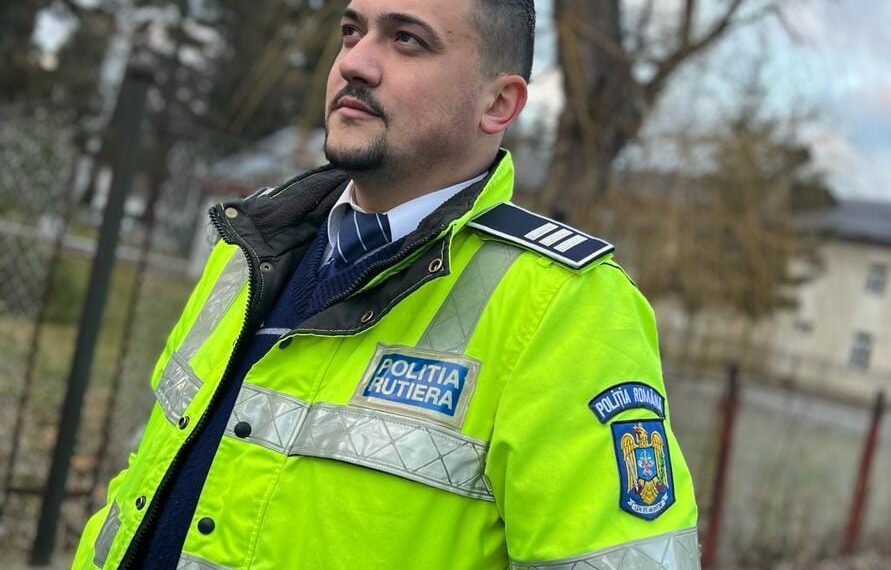 FOTO Un polițist câmpulungean, aflat în timpul liber, a salvat viața unui adolescent, în vârstă de 15 ani, blocat într-o casă cuprinsă de flăcări