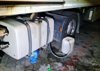 Patru indivizi care furau motorină din TIR-urile parcate pe raza localităților Iacobești și Calafindești au ajuns în arestul IPJ Suceava