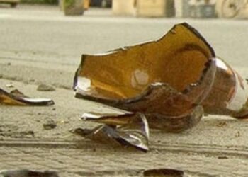 Șase luni de închisoare cu suspendare, pentru că i-a spart capul unui bărbat cu o sticlă de bere plină. În momentul agresiunii, victima juca remy într-o crâșmă