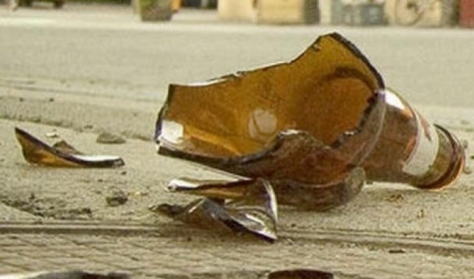 Șase luni de închisoare cu suspendare, pentru că i-a spart capul unui bărbat cu o sticlă de bere plină. În momentul agresiunii, victima juca remy într-o crâșmă