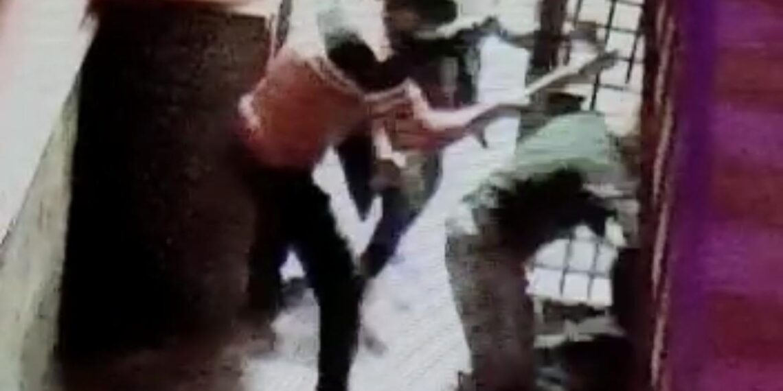 VIDEO Sălbaticii înarmați cu bâte și un topor, care s-au dus la un club din Flămânzi și i-au aplicat o bătaie soră cu moartea unui agent de pază, și-au aflat condamnările definitive