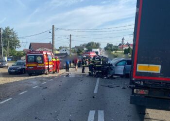 FOTO Accident rutier pe raza localității Cumpărătura, între un autoturism și două autotrenuri. Trei persoane au fost transportate la spital