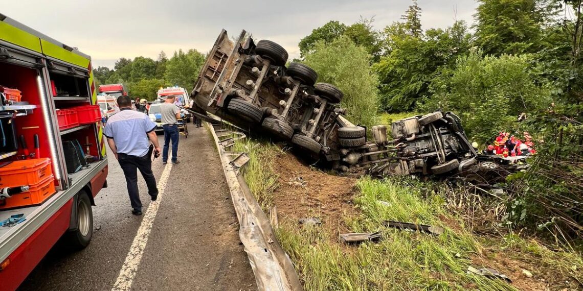 FOTO Grav accident rutier între o autobasculantă și un autoturism, pe raza localității Ilișești. Două persoane au murit și una este grav rănită