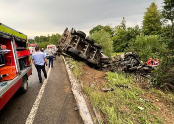 FOTO Grav accident rutier între o autobasculantă și un autoturism, pe raza localității Ilișești. Două persoane au murit și una este grav rănită
