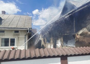 VIDEO Incendiu izbucnit la o casă din Milișăuți. Un adolescent de 15 ani a suferit arsuri la nivelul mâinilor