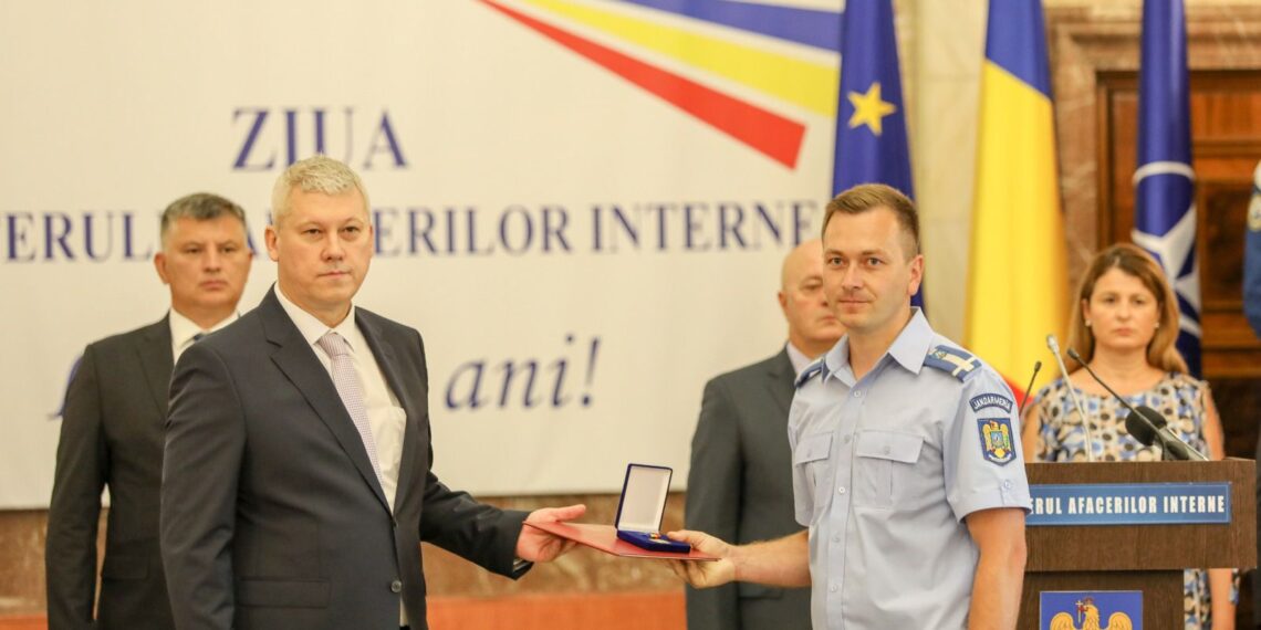 FOTO Un jandarm sucevean a fost recompensat cu Emblema de Onoare a Ministerului Afacerilor Interne