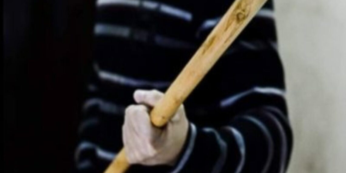 Gelozia și băuturile alcoolice consumate l-au împins pe un sucevean să-și bată soția cu coada unei mături