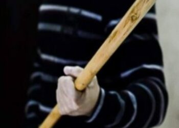 Gelozia și băuturile alcoolice consumate l-au împins pe un sucevean să-și bată soția cu coada unei mături