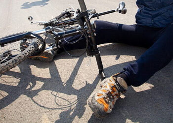 Un biciclist beat a fost amendat cu 1.160 lei, după ce ”a mușcat” dintr-un drum acoperit cu pietriș, din comuna Dolhești