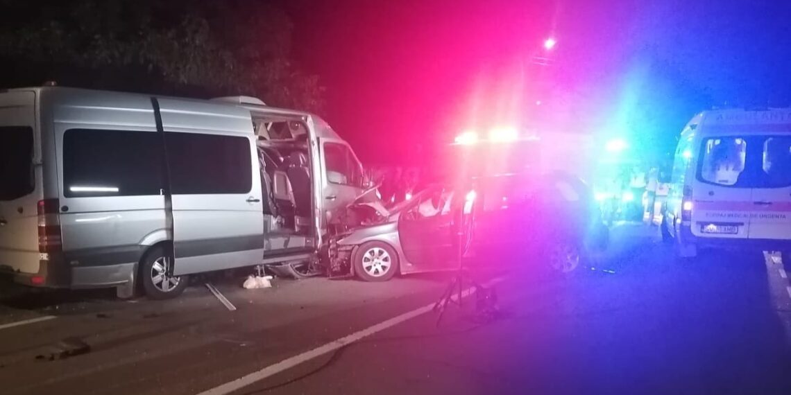 FOTO Accident rutier cu cinci răniți, în comuna Cornu Luncii. Șoferul unui microbuz efectua o depășire neregulamentară într-o succesiune de două curbe și s-a izbit într-un autoturism de pe contrasens