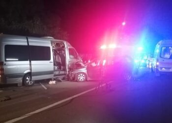FOTO Accident rutier cu cinci răniți, în comuna Cornu Luncii. Șoferul unui microbuz efectua o depășire neregulamentară într-o succesiune de două curbe și s-a izbit într-un autoturism de pe contrasens