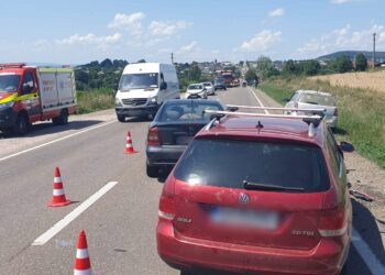 FOTO Accident rutier pe raza localității Dărmănești. O femeie a fost transportată la spital