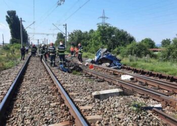 O familie cu doi adulți și doi copii a murit, după ce mașina în care se aflau a fost lovită de trenul Suceava-București