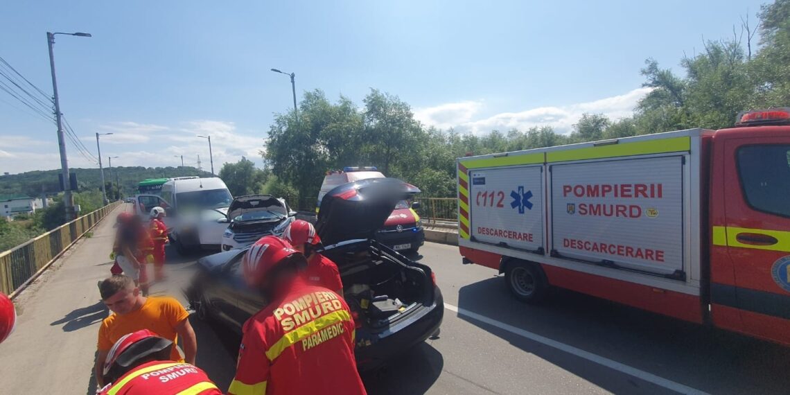 FOTO Accident rutier cu trei autovehicule, în cartierul Ițcani, pe podul de peste râul Suceava