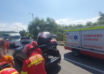 FOTO Accident rutier cu trei autovehicule, în cartierul Ițcani, pe podul de peste râul Suceava