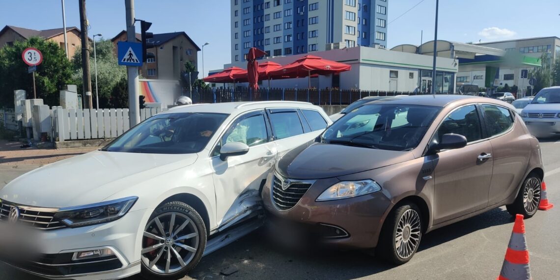 FOTO Accident rutier la intersecția din zona OMV – Metro. Două femei au fost transportate la spital