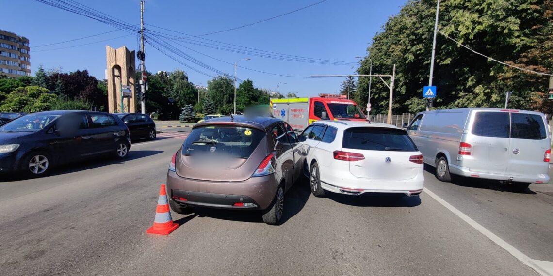 FOTO Accident rutier la intersecția din zona OMV – Metro. Două femei au fost transportate la spital