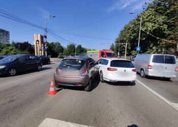 FOTO Accident rutier la intersecția din zona OMV – Metro. Două femei au fost transportate la spital