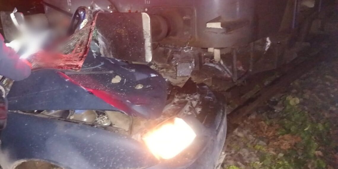 FOTO Grav accident feroviar la Câmpulung Moldovenesc. Un bărbat fără permis de conducere a încercat să taie calea unui tren