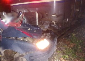 FOTO Grav accident feroviar la Câmpulung Moldovenesc. Un bărbat fără permis de conducere a încercat să taie calea unui tren