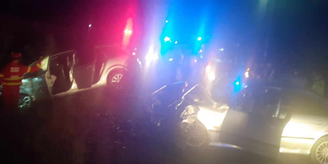 FOTO Urmărire cu focuri de armă, pe raza comunei Todirești. Un tânăr a ajuns în arestul IPJ Suceava, după ce s-a luat la întrecere cu polițiștii și s-a izbit cu mașina într-un autoturism condus de un bărbat beat, care își plimba soția și copiii