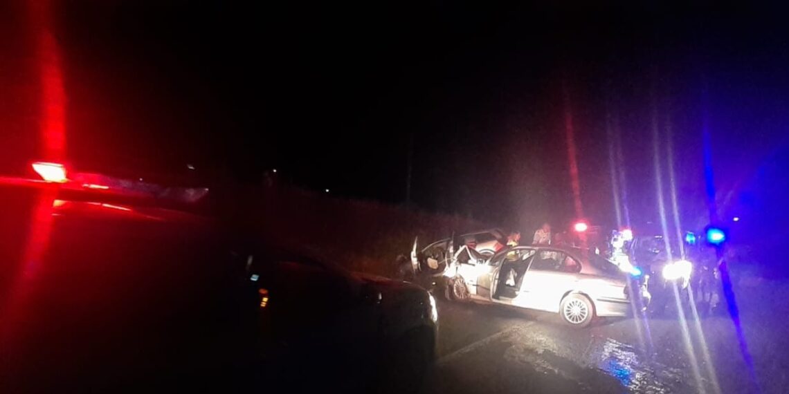 FOTO Urmărire cu focuri de armă, pe raza comunei Todirești. Un tânăr a ajuns în arestul IPJ Suceava, după ce s-a luat la întrecere cu polițiștii și s-a izbit cu mașina într-un autoturism condus de un bărbat beat, care își plimba soția și copiii