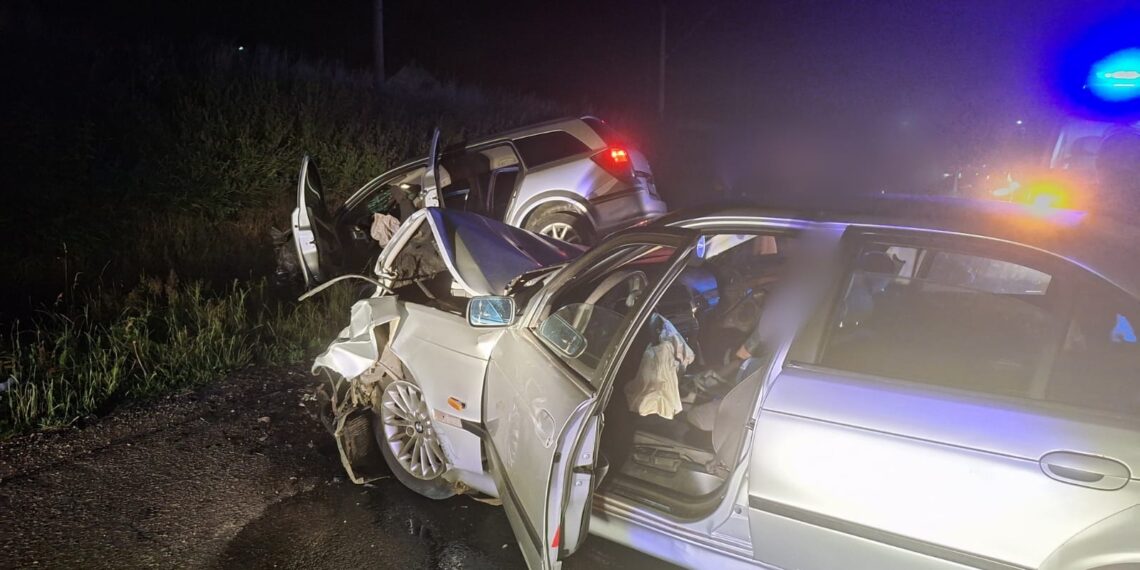 FOTO Urmărire cu focuri de armă, pe raza comunei Todirești. Un tânăr a ajuns în arestul IPJ Suceava, după ce s-a luat la întrecere cu polițiștii și s-a izbit cu mașina într-un autoturism condus de un bărbat beat, care își plimba soția și copiii