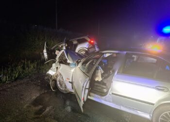 FOTO Urmărire cu focuri de armă, pe raza comunei Todirești. Un tânăr a ajuns în arestul IPJ Suceava, după ce s-a luat la întrecere cu polițiștii și s-a izbit cu mașina într-un autoturism condus de un bărbat beat, care își plimba soția și copiii