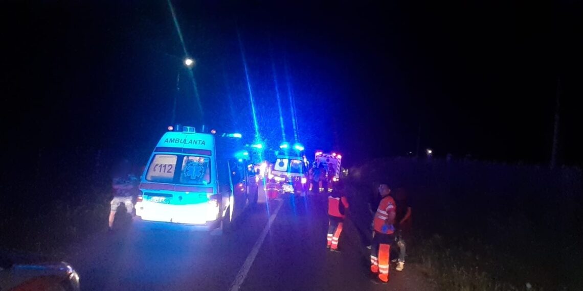 FOTO Urmărire cu focuri de armă, pe raza comunei Todirești. Un tânăr a ajuns în arestul IPJ Suceava, după ce s-a luat la întrecere cu polițiștii și s-a izbit cu mașina într-un autoturism condus de un bărbat beat, care își plimba soția și copiii