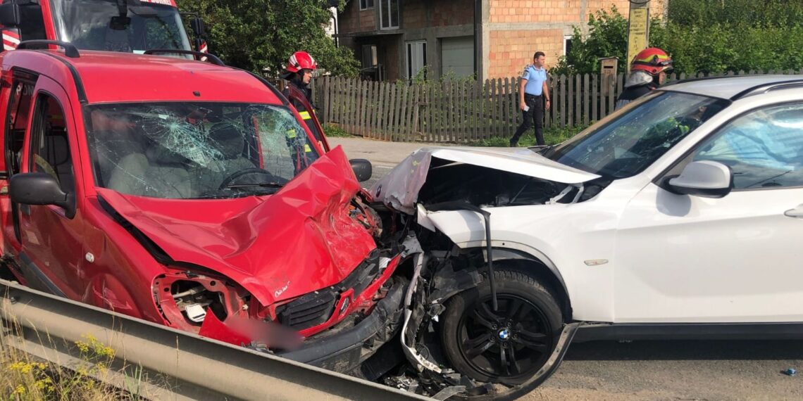 FOTO Accident rutier, în municipiul Vatra Dornei. Trei persoane au fost transportate la spital