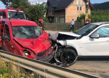 FOTO Accident rutier, în municipiul Vatra Dornei. Trei persoane au fost transportate la spital
